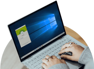 Upotreba ExpressVPN-a na Windows laptopu.